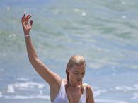 Margot Robbie szaleje na desce surfingowej